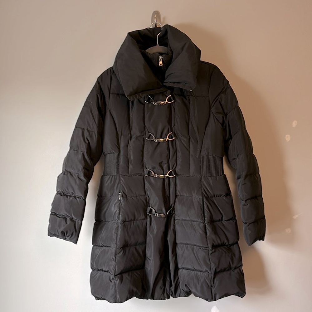 Cozy and stylish black puffer jacket from Jessica Simpson (size M)
